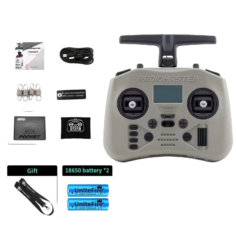 Radiomaster Pocket gris compact avec joysticks détachables, écran, et accessoires, incluant batteries 18650.