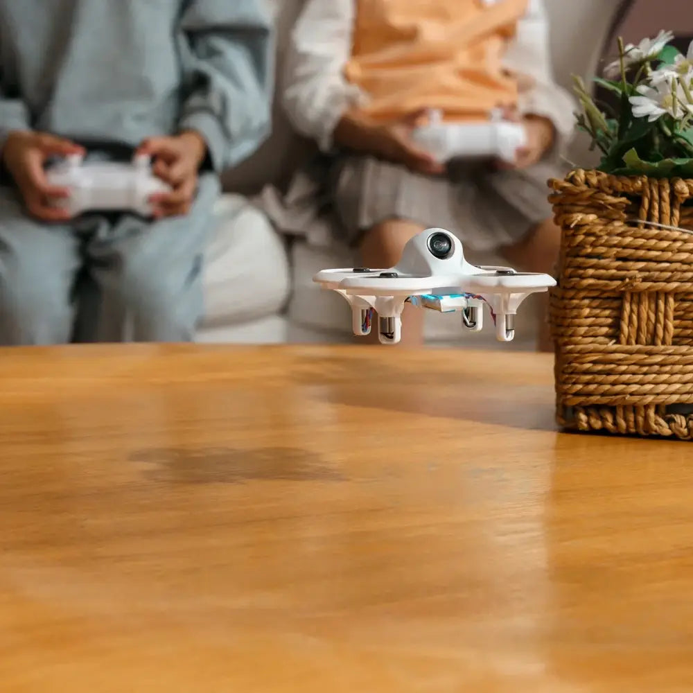 Drone BETAFPV Cetus Lite FPV blanc compact avec caméra intégrée et protection d'hélice.