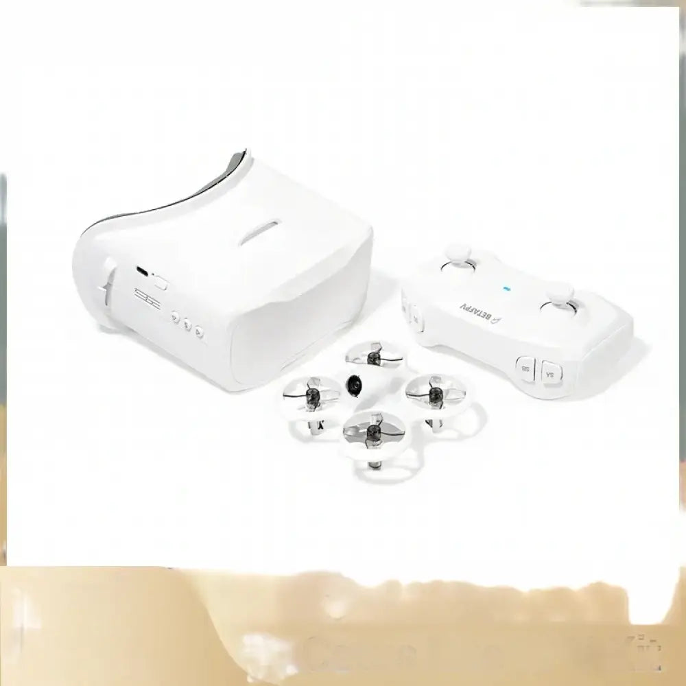 Kit FPV BETAFPV Cetus Lite blanc avec drone, lunettes et télécommande.