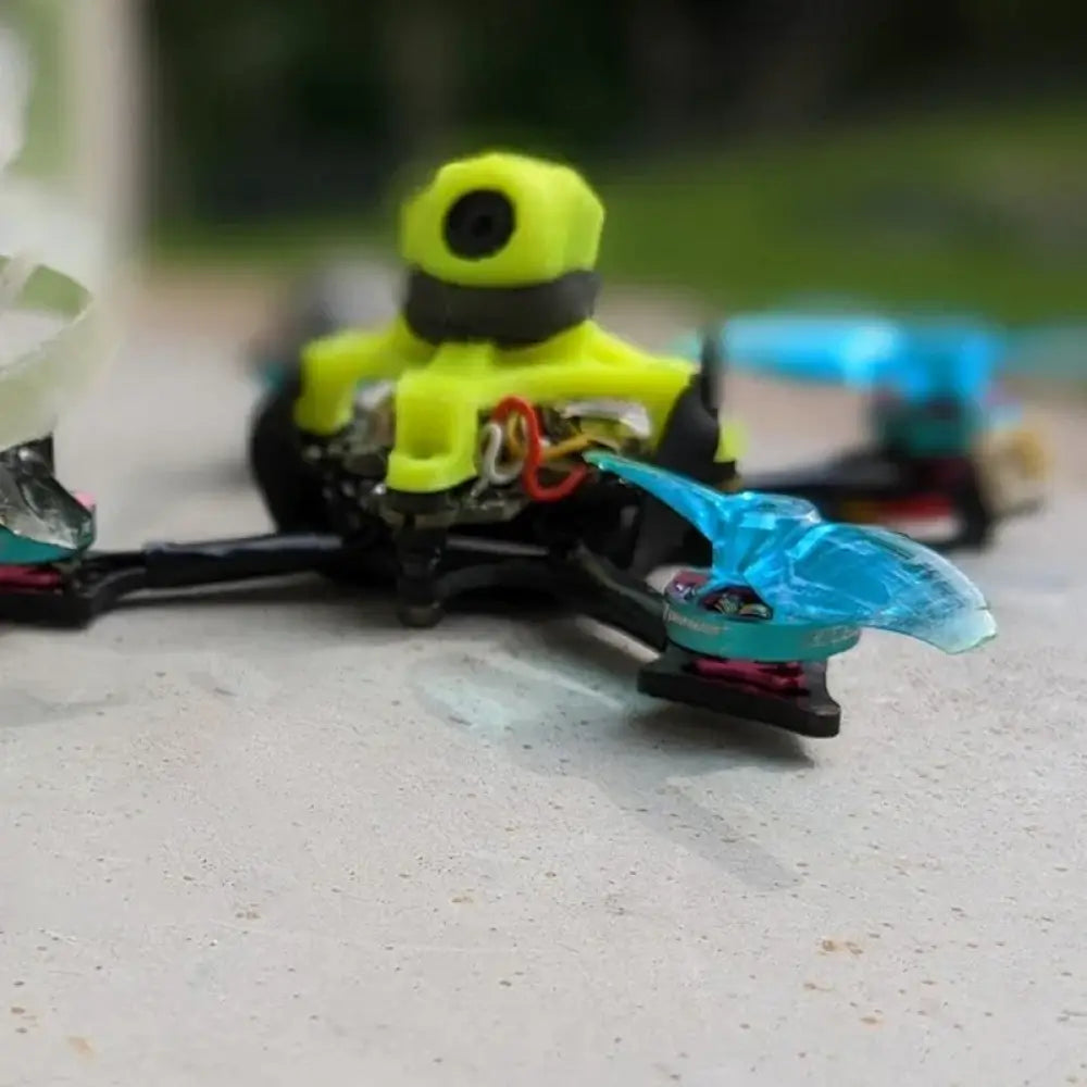 Hélice Gemfan 1610 bleue transparente de 40mm à 2 pales sur un drone FPV.
