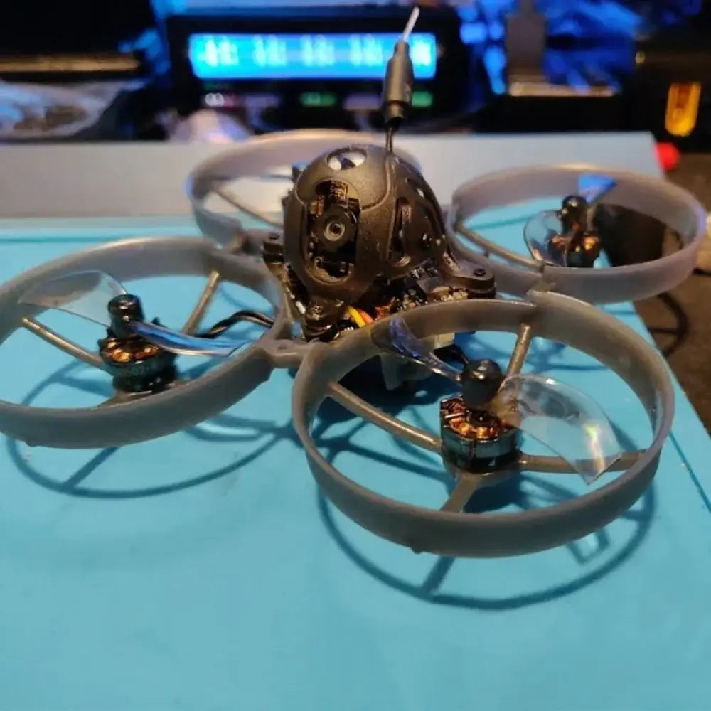 Drone FPV Tinywhoop avec hélices Gemfan 40mm gris clair, 2 pales, et moteurs 1102.