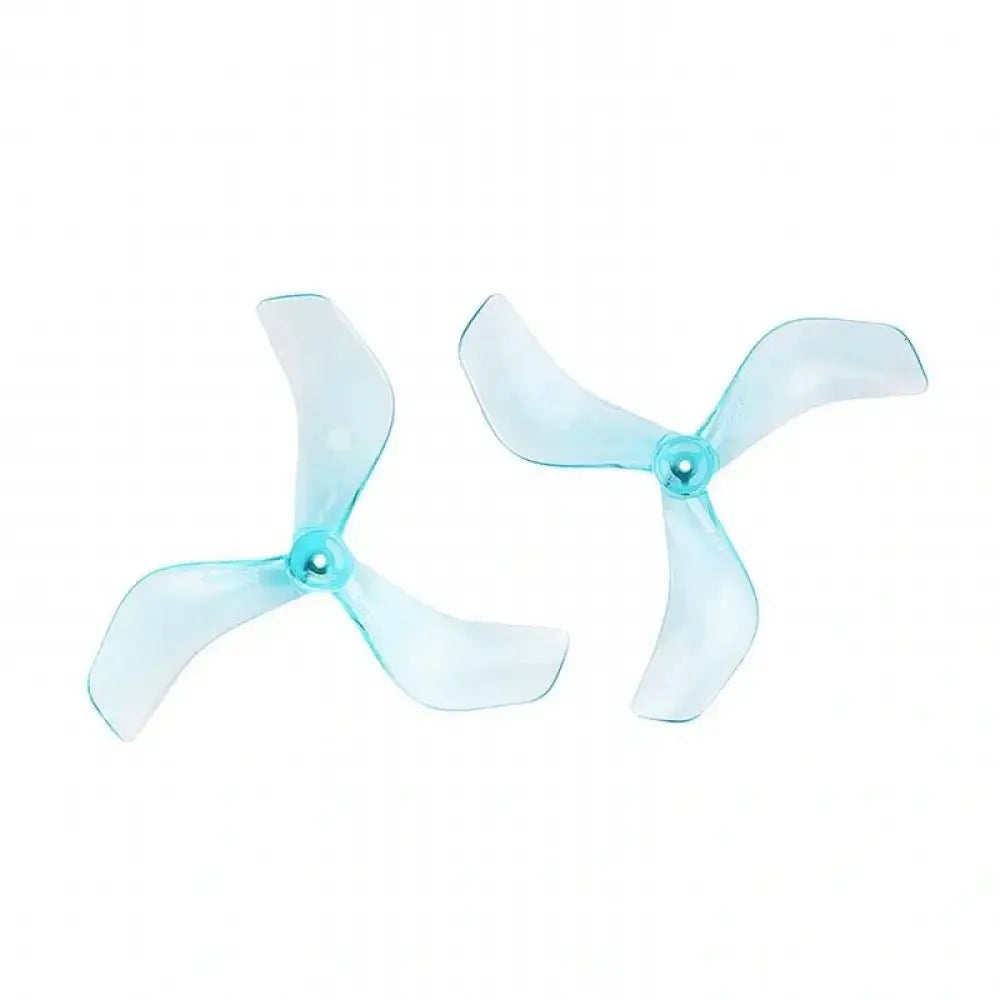 Deux hélices de drone FPV Gemfan 2216 bleues translucides à 3 pales.
