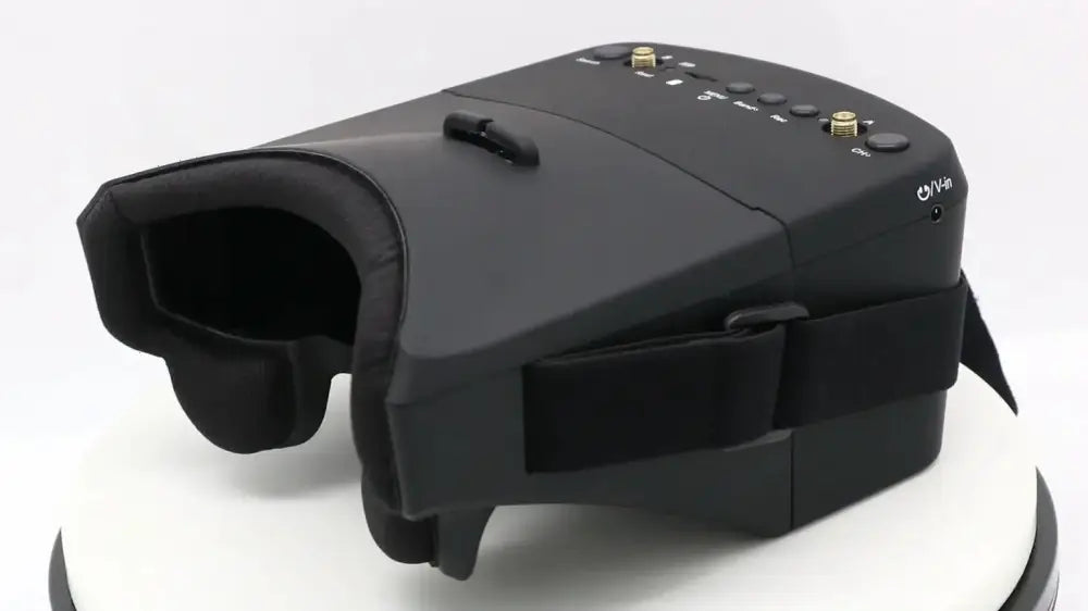 Lunettes vidéo FPV EV800D noires avec rembourrage oculaire, sangle réglable et connecteurs d'antenne.